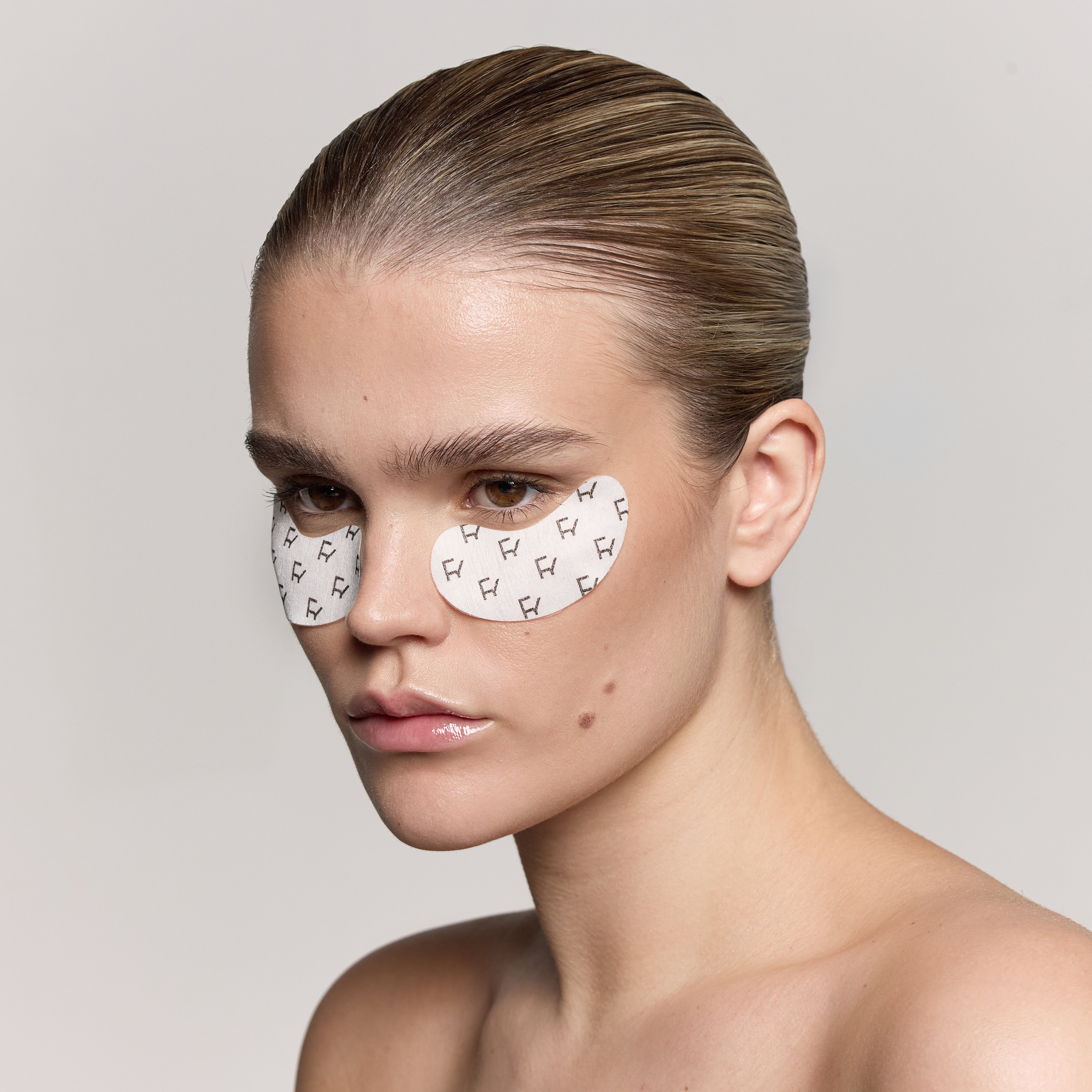 Revital-Eyes Hydrating & Firming Eye Patches Fyne Cosmetics worn by a model