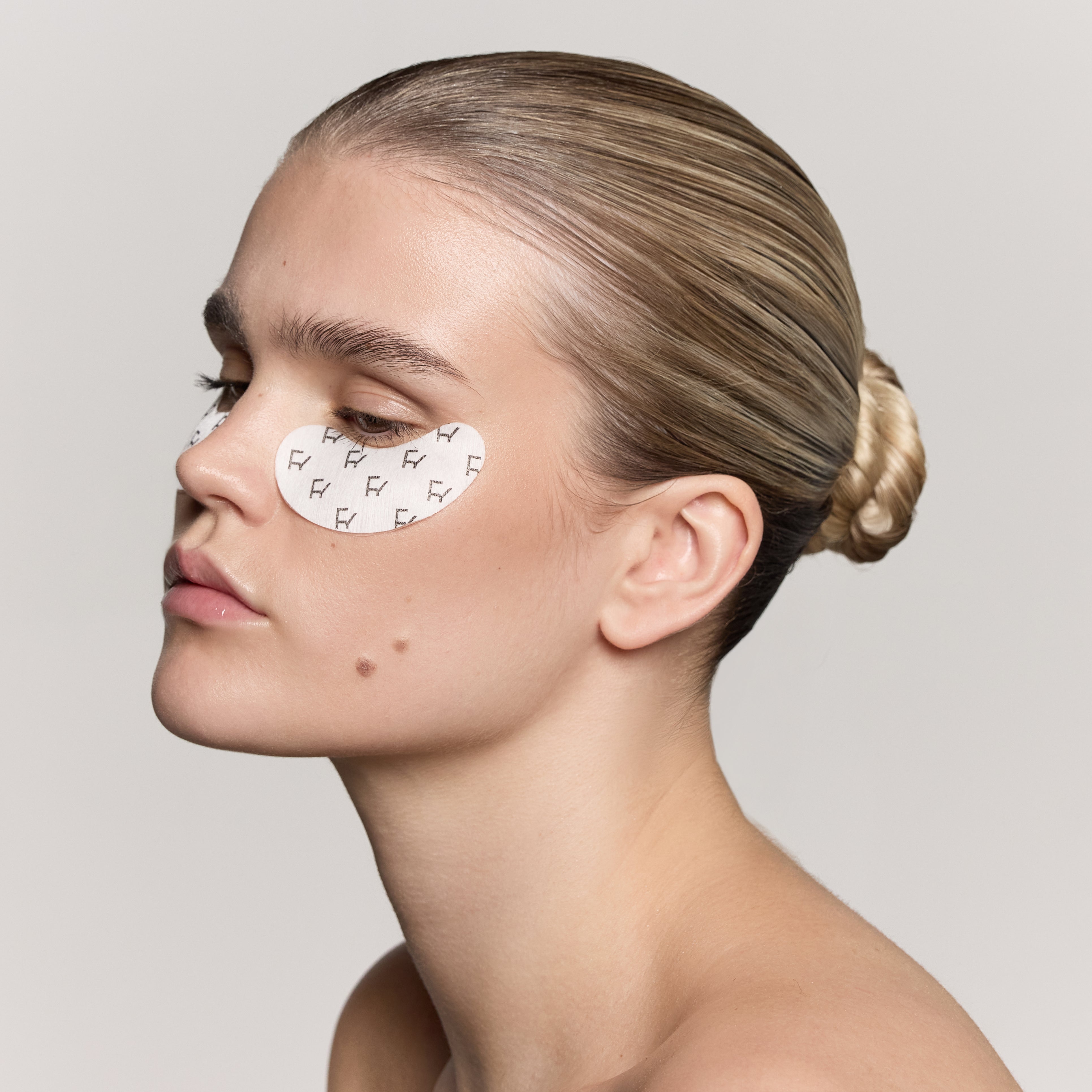 Revital-Eyes Hydrating & Firming Eye Patches Fyne Cosmetics worn by a model
