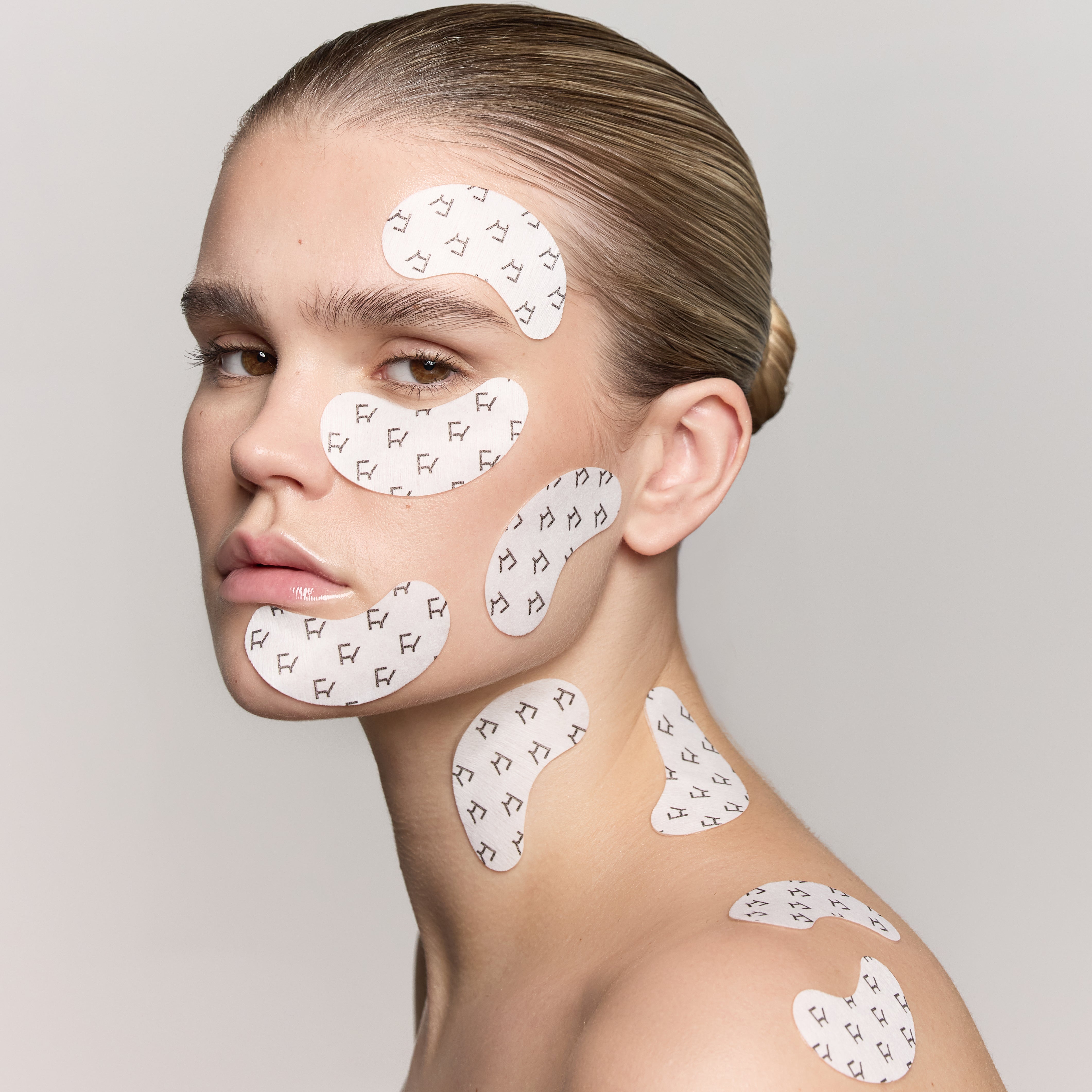 Revital-Eyes Hydrating & Firming Eye Patches Fyne Cosmetics worn by a model